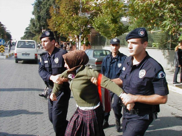 Foto - Dönemin zalimleri başörtüsü yasağını böyle uyguladı