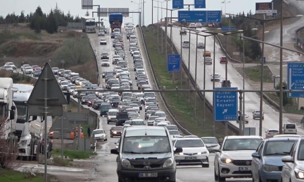 Dönenlerin çilesi başladı! Bayramın son gününde trafik kilitlendi