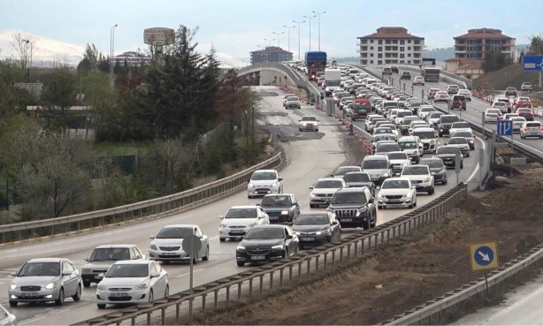 Foto - Dönenlerin çilesi başladı! Bayramın son gününde trafik kilitlendi