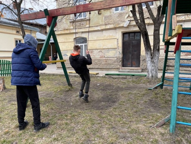 Donetsk’te savaştan kaçan yetimler Lviv’e yerleştirildi