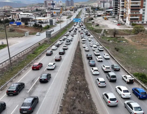 Foto - Dönüş başladı ama yollar kilit! İşte 43 ilin geçiş güzergahı