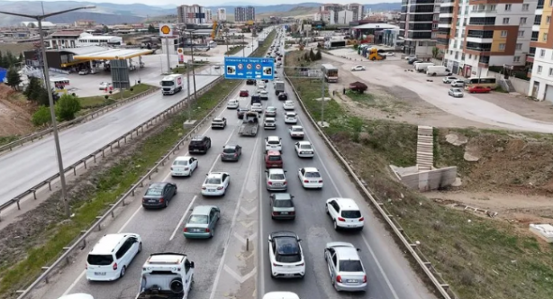 Foto - Dönüş başladı ama yollar kilit! İşte 43 ilin geçiş güzergahı