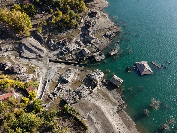 Foto - Dört mevsim turist çekiyor | Sular çekilince bakın ortaya ne çıktı?