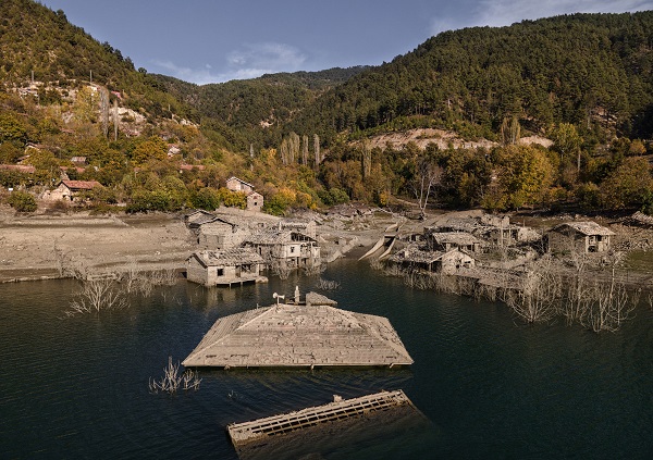 Foto - Dört mevsim turist çekiyor | Sular çekilince bakın ortaya ne çıktı?