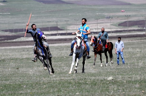 Dört mevsimde dört nala cirit