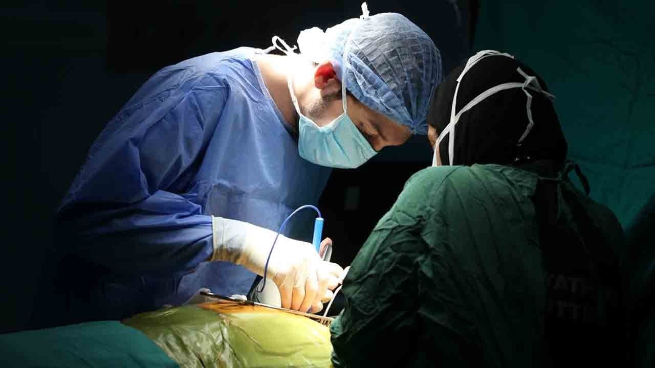Dört yıl sonra yeniden yürüdü! Nadir tümörden başarılı ameliyatla kurtuldu!