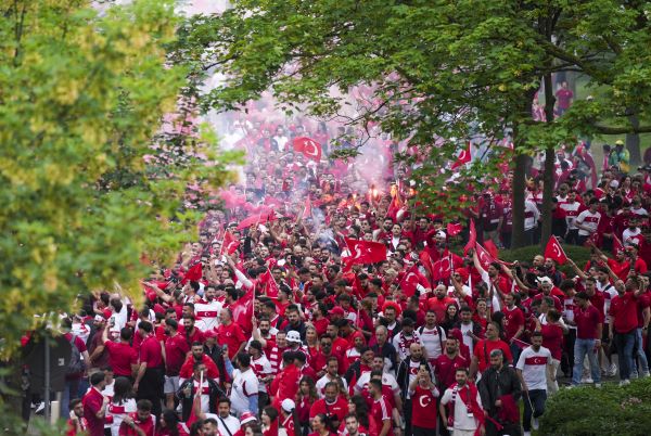 Foto - Dortmund kırmızı beyaz oldu