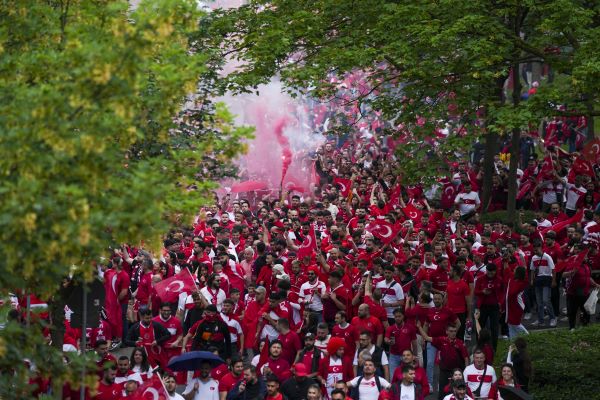 Foto - Dortmund kırmızı beyaz oldu
