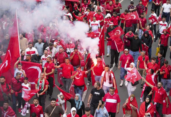 Foto - Dortmund kırmızı beyaz oldu
