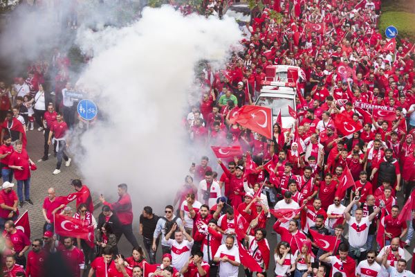 Foto - Dortmund kırmızı beyaz oldu