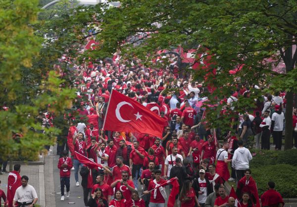 Foto - Dortmund kırmızı beyaz oldu