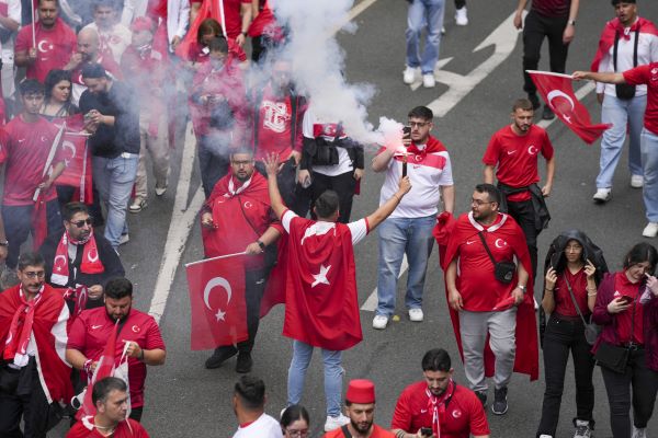 Foto - Dortmund kırmızı beyaz oldu