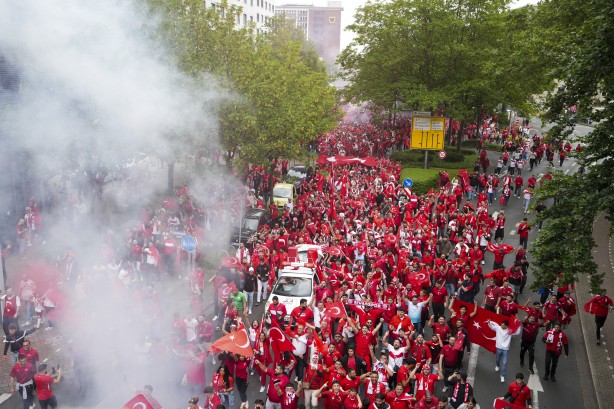 Foto - Dortmund kırmızı beyaz oldu