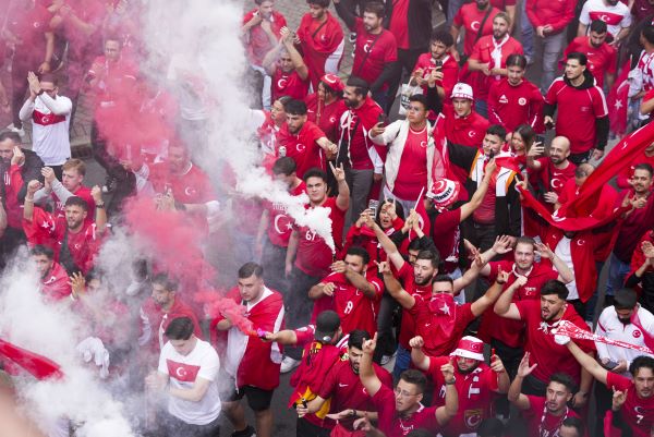 Foto - Dortmund kırmızı beyaz oldu