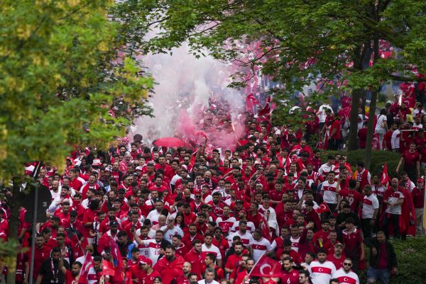 Foto - Dortmund kırmızı beyaz oldu