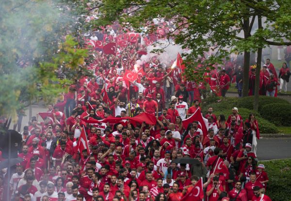 Foto - Dortmund kırmızı beyaz oldu