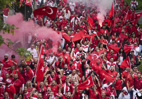 Foto - Dortmund kırmızı beyaz oldu