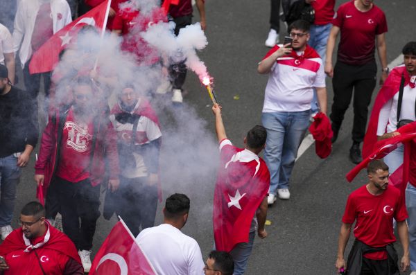 Foto - Dortmund kırmızı beyaz oldu