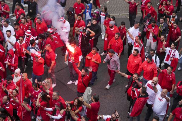 Foto - Dortmund kırmızı beyaz oldu