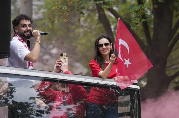 Foto - Dortmund kırmızı beyaz oldu