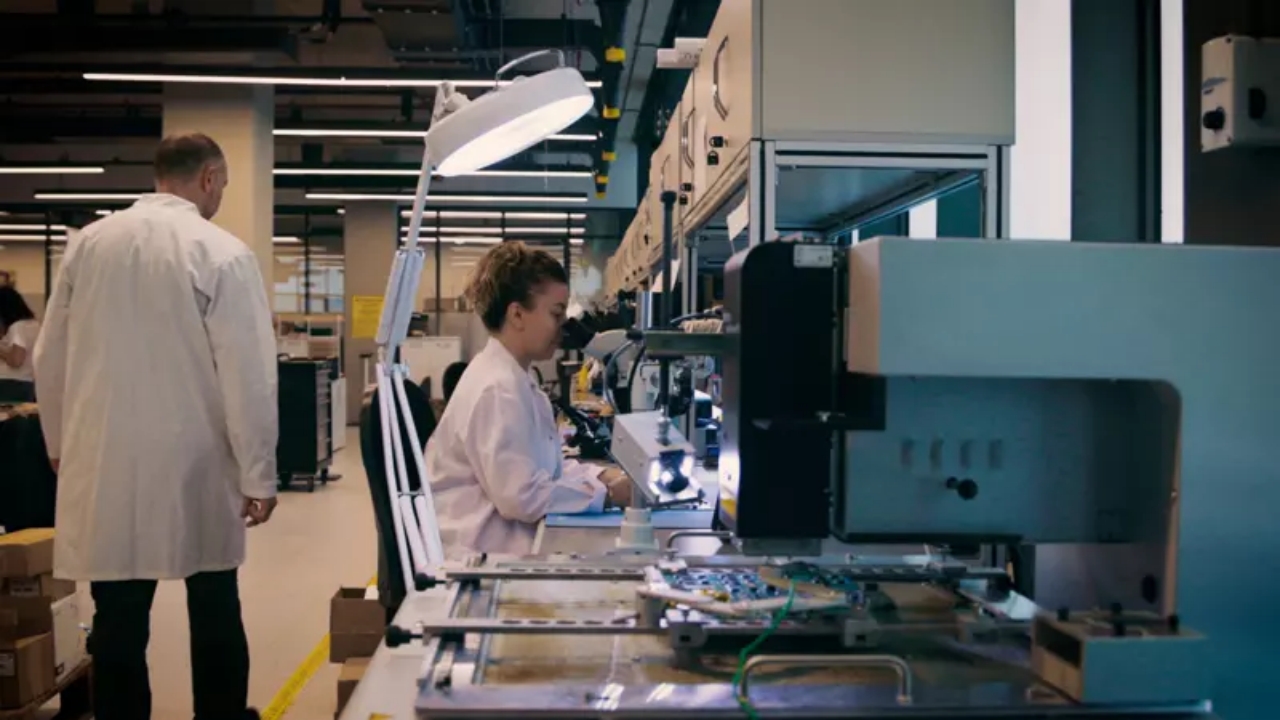 Foto - Dost ülkeler, peynir ekmek gibi almaya başladı! Gemi ve denizaltılarda Türk "kalbi" üç kıtaya yayıldı