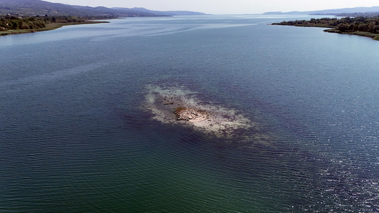 Foto - Dron ile görüntülendi! Sular çekilince tarihi yapı gün yüzüne çıktı