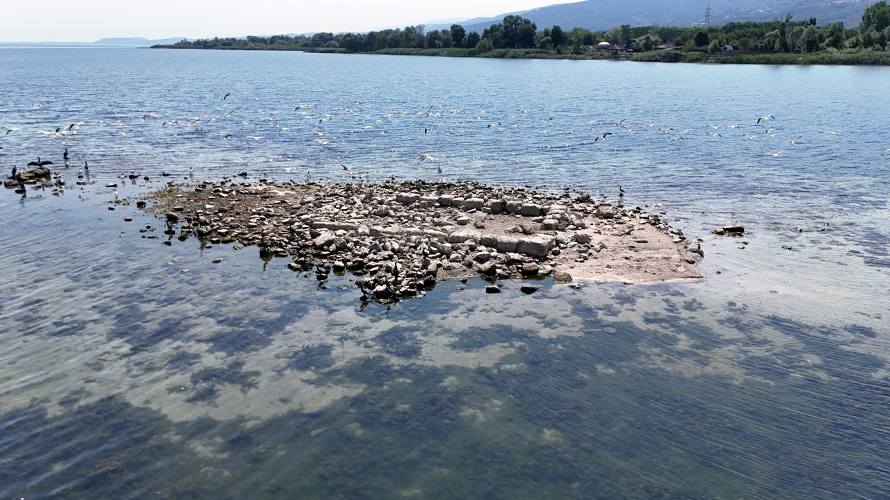 Foto - Dron ile görüntülendi! Sular çekilince tarihi yapı gün yüzüne çıktı