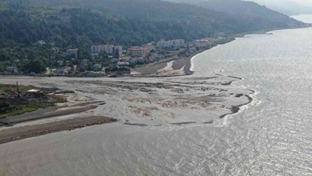 Dronla havadan görüntülendi: Sel suları Karadeniz’i kahverengiye bürüdü