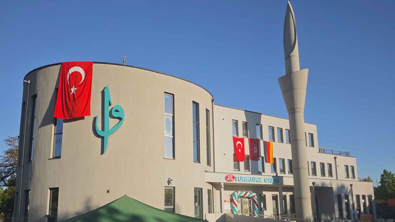 Dualar eşliğinde ibadete açıldı! Tek odadan külliyeye
