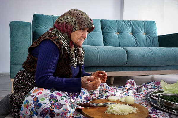 Foto - Dualarla sarma sardı! Zülfiye Nine, Cumhurbaşkanı Erdoğan'ı bekliyor