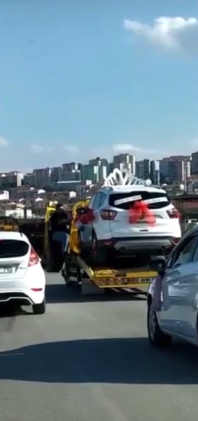 Düğün arabasını çekiciye yüklediler