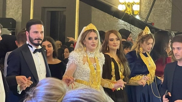 Düğün değil darphane! Aşiret düğününde takılanlar dudak uçuklattı