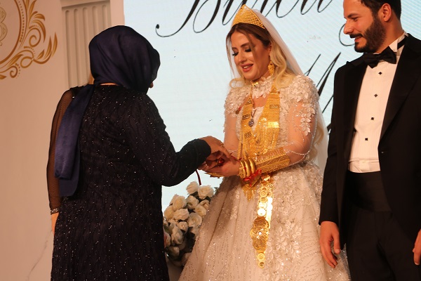 Foto - Düğün değil darphane! Aşiret düğününde takılanlar dudak uçuklattı