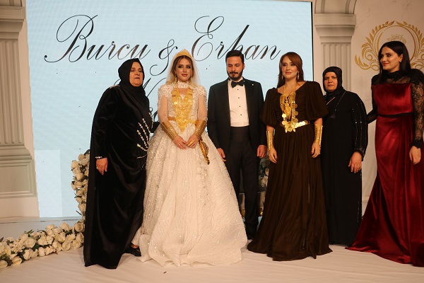 Foto - Düğün değil darphane! Aşiret düğününde takılanlar dudak uçuklattı