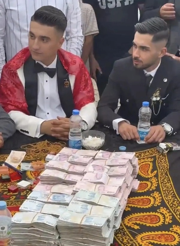 Foto - Düğün değil sanki banka şubesi! Para saymaktan yorulmak böyle bir şey