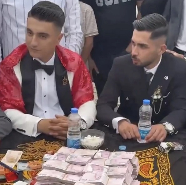 Düğün değil sanki banka şubesi! Para saymaktan yorulmak böyle bir şey