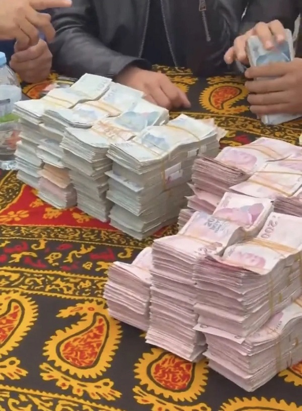 Foto - Düğün değil sanki banka şubesi! Para saymaktan yorulmak böyle bir şey