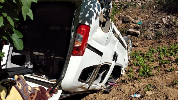 Foto - Düğün günü faciayı yaşadılar! Takla atan araç tarlaya uçtu: 5'i çocuk 10 yaralı