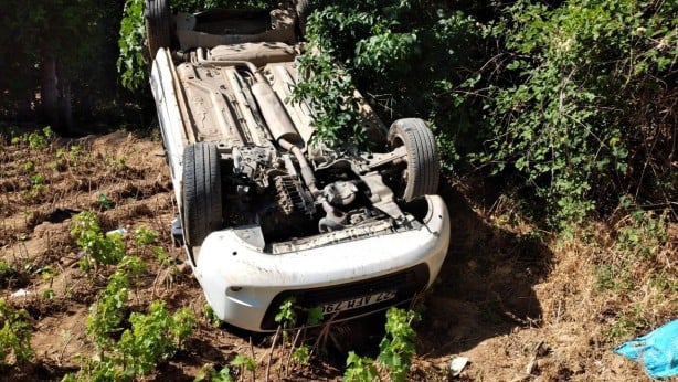 Foto - Düğün günü faciayı yaşadılar! Takla atan araç tarlaya uçtu: 5'i çocuk 10 yaralı