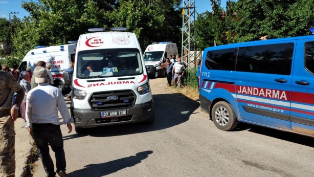 Düğün günü faciayı yaşadılar! Takla atan araç tarlaya uçtu: 5'i çocuk 10 yaralı