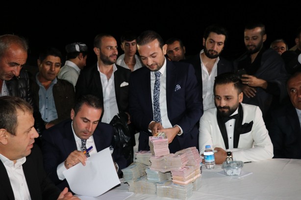 Foto - Düğün salonu değil sanki banka! Bu düğüne para sayma makinesi lazım