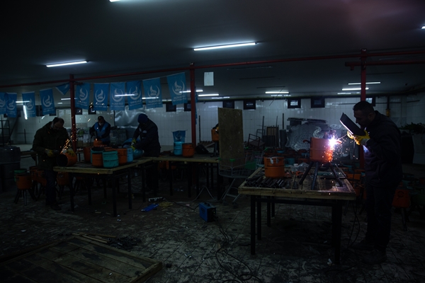 Foto - Düğün salonunda depremzedeler için çadır ve soba üretimi