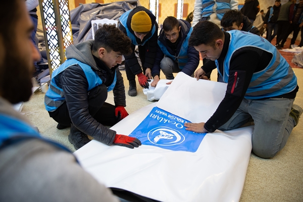 Foto - Düğün salonunda depremzedeler için çadır ve soba üretimi