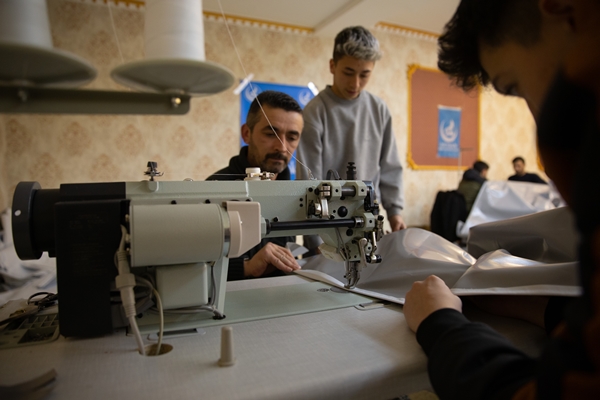 Foto - Düğün salonunda depremzedeler için çadır ve soba üretimi