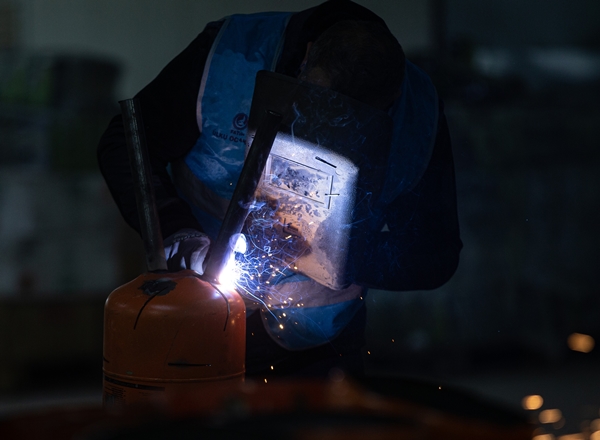 Foto - Düğün salonunda depremzedeler için çadır ve soba üretimi