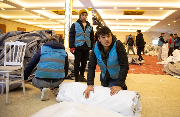 Foto - Düğün salonunda depremzedeler için çadır ve soba üretimi