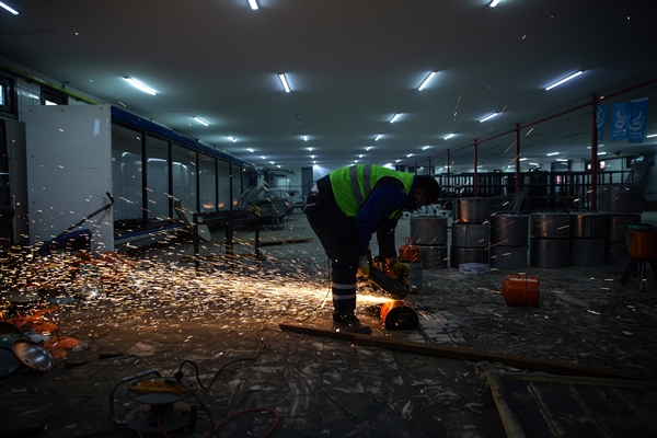 Foto - Düğün salonunda depremzedeler için çadır ve soba üretimi