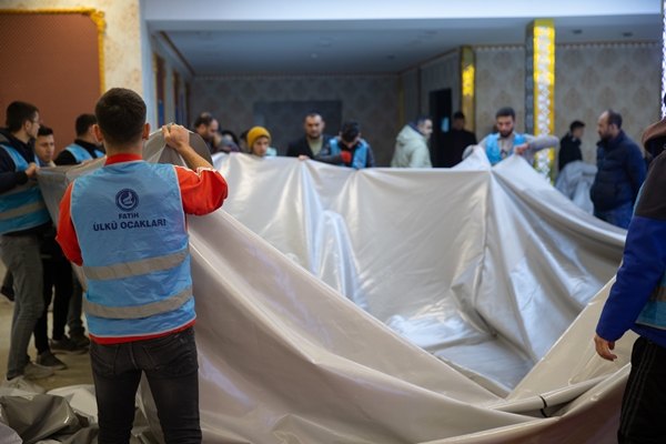 Foto - Düğün salonunda depremzedeler için çadır ve soba üretimi