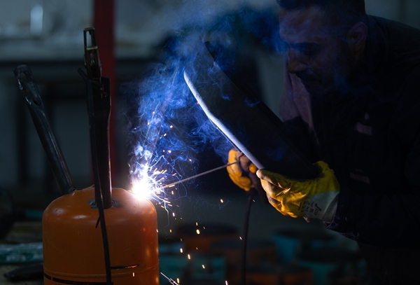 Foto - Düğün salonunda depremzedeler için çadır ve soba üretimi