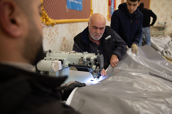 Düğün salonunda depremzedeler için çadır ve soba üretimi
